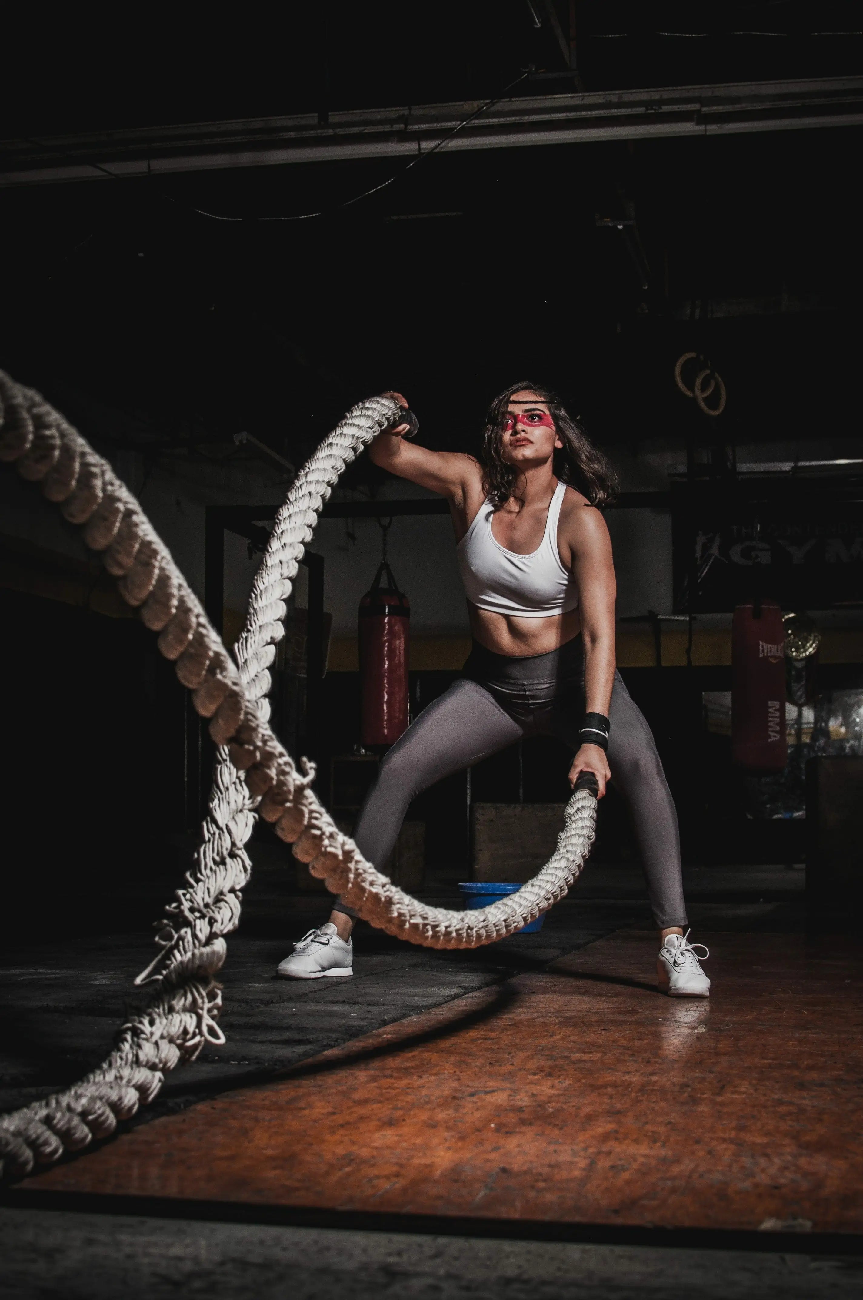 Allrj Woman using battle ropes 